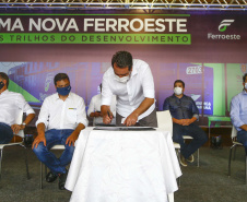 O governador Carlos Massa Ratinho Junior entregou nesta terça-feira (1º) o primeiro pacote de revitalização e modernização das locomotivas e vagões da Ferroeste. 