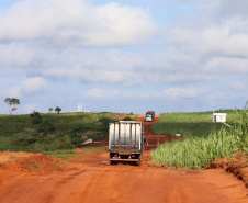 Um convênio entre Itaipu Binacional, Departamento Nacional de Infraestrutura de Transportes (DNIT) e Governo do Paraná vai garantir a execução das obras no trecho paranaense da BR-487, mais conhecida como Estrada Boiadeira. O trecho de 47 km liga os municípios Icaraíma (Porto Camargo) e Umuarama (Serra dos Dourados), no Noroeste do Paraná, e deve estar pronto até início de 2022. 19/11/2020 - Foto: Geraldo Bubniak/AEN