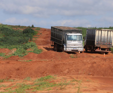 Um convênio entre Itaipu Binacional, Departamento Nacional de Infraestrutura de Transportes (DNIT) e Governo do Paraná vai garantir a execução das obras no trecho paranaense da BR-487, mais conhecida como Estrada Boiadeira. O trecho de 47 km liga os municípios Icaraíma (Porto Camargo) e Umuarama (Serra dos Dourados), no Noroeste do Paraná, e deve estar pronto até início de 2022. 19/11/2020 - Foto: Geraldo Bubniak/AEN