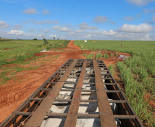 Um convênio entre Itaipu Binacional, Departamento Nacional de Infraestrutura de Transportes (DNIT) e Governo do Paraná vai garantir a execução das obras no trecho paranaense da BR-487, mais conhecida como Estrada Boiadeira. O trecho de 47 km liga os municípios Icaraíma (Porto Camargo) e Umuarama (Serra dos Dourados), no Noroeste do Paraná, e deve estar pronto até início de 2022. 19/11/2020 - Foto: Geraldo Bubniak/AEN