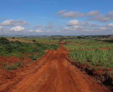 Um convênio entre Itaipu Binacional, Departamento Nacional de Infraestrutura de Transportes (DNIT) e Governo do Paraná vai garantir a execução das obras no trecho paranaense da BR-487, mais conhecida como Estrada Boiadeira. O trecho de 47 km liga os municípios Icaraíma (Porto Camargo) e Umuarama (Serra dos Dourados), no Noroeste do Paraná, e deve estar pronto até início de 2022. 19/11/2020 - Foto: Geraldo Bubniak/AEN