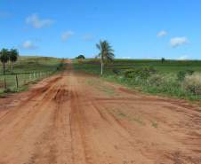 Um convênio entre Itaipu Binacional, Departamento Nacional de Infraestrutura de Transportes (DNIT) e Governo do Paraná vai garantir a execução das obras no trecho paranaense da BR-487, mais conhecida como Estrada Boiadeira. O trecho de 47 km liga os municípios Icaraíma (Porto Camargo) e Umuarama (Serra dos Dourados), no Noroeste do Paraná, e deve estar pronto até início de 2022. 19/11/2020 - Foto: Geraldo Bubniak/AEN