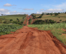 Um convênio entre Itaipu Binacional, Departamento Nacional de Infraestrutura de Transportes (DNIT) e Governo do Paraná vai garantir a execução das obras no trecho paranaense da BR-487, mais conhecida como Estrada Boiadeira. O trecho de 47 km liga os municípios Icaraíma (Porto Camargo) e Umuarama (Serra dos Dourados), no Noroeste do Paraná, e deve estar pronto até início de 2022. 19/11/2020 - Foto: Geraldo Bubniak/AEN