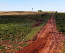 Um convênio entre Itaipu Binacional, Departamento Nacional de Infraestrutura de Transportes (DNIT) e Governo do Paraná vai garantir a execução das obras no trecho paranaense da BR-487, mais conhecida como Estrada Boiadeira. O trecho de 47 km liga os municípios Icaraíma (Porto Camargo) e Umuarama (Serra dos Dourados), no Noroeste do Paraná, e deve estar pronto até início de 2022. 19/11/2020 - Foto: Geraldo Bubniak/AEN