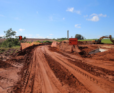 Um convênio entre Itaipu Binacional, Departamento Nacional de Infraestrutura de Transportes (DNIT) e Governo do Paraná vai garantir a execução das obras no trecho paranaense da BR-487, mais conhecida como Estrada Boiadeira. O trecho de 47 km liga os municípios Icaraíma (Porto Camargo) e Umuarama (Serra dos Dourados), no Noroeste do Paraná, e deve estar pronto até início de 2022. 19/11/2020 - Foto: Geraldo Bubniak/AEN