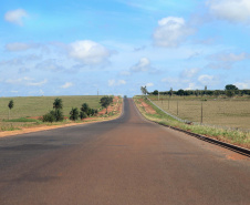 Um convênio entre Itaipu Binacional, Departamento Nacional de Infraestrutura de Transportes (DNIT) e Governo do Paraná vai garantir a execução das obras no trecho paranaense da BR-487, mais conhecida como Estrada Boiadeira. O trecho de 47 km liga os municípios Icaraíma (Porto Camargo) e Umuarama (Serra dos Dourados), no Noroeste do Paraná, e deve estar pronto até início de 2022. 19/11/2020 - Foto: Geraldo Bubniak/AEN