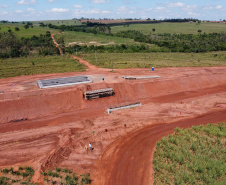 Um convênio entre Itaipu Binacional, Departamento Nacional de Infraestrutura de Transportes (DNIT) e Governo do Paraná vai garantir a execução das obras no trecho paranaense da BR-487, mais conhecida como Estrada Boiadeira. O trecho de 47 km liga os municípios Icaraíma (Porto Camargo) e Umuarama (Serra dos Dourados), no Noroeste do Paraná, e deve estar pronto até início de 2022. 19/11/2020 - Foto: Geraldo Bubniak/AEN