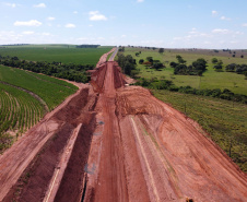 Um convênio entre Itaipu Binacional, Departamento Nacional de Infraestrutura de Transportes (DNIT) e Governo do Paraná vai garantir a execução das obras no trecho paranaense da BR-487, mais conhecida como Estrada Boiadeira. O trecho de 47 km liga os municípios Icaraíma (Porto Camargo) e Umuarama (Serra dos Dourados), no Noroeste do Paraná, e deve estar pronto até início de 2022. 19/11/2020 - Foto: Geraldo Bubniak/AEN