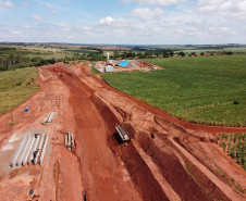 Um convênio entre Itaipu Binacional, Departamento Nacional de Infraestrutura de Transportes (DNIT) e Governo do Paraná vai garantir a execução das obras no trecho paranaense da BR-487, mais conhecida como Estrada Boiadeira. O trecho de 47 km liga os municípios Icaraíma (Porto Camargo) e Umuarama (Serra dos Dourados), no Noroeste do Paraná, e deve estar pronto até início de 2022. 19/11/2020 - Foto: Geraldo Bubniak/AEN