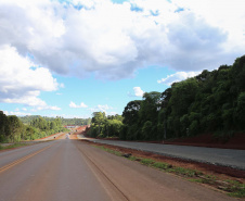 Obra de implantação do acesso às indústrias de Pitanga. São construídas marginais em um trecho de 4,2 quilômetros da PR-466, perto do posto da Polícia Rodoviária Estadual, o projeto prevê pistas paralelas à rodovia em ambos os sentidos, totalizando 8,4 quilômetros de extensão. 19/11/2020 - Foto: Geraldo Bubniak/AEN