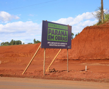 Obra de implantação do acesso às indústrias de Pitanga. São construídas marginais em um trecho de 4,2 quilômetros da PR-466, perto do posto da Polícia Rodoviária Estadual, o projeto prevê pistas paralelas à rodovia em ambos os sentidos, totalizando 8,4 quilômetros de extensão. 19/11/2020 - Foto: Geraldo Bubniak/AEN