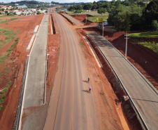 Obra de implantação do acesso às indústrias de Pitanga. São construídas marginais em um trecho de 4,2 quilômetros da PR-466, perto do posto da Polícia Rodoviária Estadual, o projeto prevê pistas paralelas à rodovia em ambos os sentidos, totalizando 8,4 quilômetros de extensão. 19/11/2020 - Foto: Geraldo Bubniak/AEN