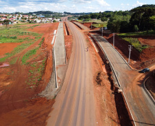 Obra de implantação do acesso às indústrias de Pitanga. São construídas marginais em um trecho de 4,2 quilômetros da PR-466, perto do posto da Polícia Rodoviária Estadual, o projeto prevê pistas paralelas à rodovia em ambos os sentidos, totalizando 8,4 quilômetros de extensão. 19/11/2020 - Foto: Geraldo Bubniak/AEN