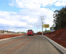 Obra de implantação do acesso às indústrias de Pitanga. São construídas marginais em um trecho de 4,2 quilômetros da PR-466, perto do posto da Polícia Rodoviária Estadual, o projeto prevê pistas paralelas à rodovia em ambos os sentidos, totalizando 8,4 quilômetros de extensão. 19/11/2020 - Foto: Geraldo Bubniak/AEN