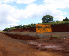 Obra de implantação do acesso às indústrias de Pitanga. São construídas marginais em um trecho de 4,2 quilômetros da PR-466, perto do posto da Polícia Rodoviária Estadual, o projeto prevê pistas paralelas à rodovia em ambos os sentidos, totalizando 8,4 quilômetros de extensão. 19/11/2020 - Foto: Geraldo Bubniak/AEN