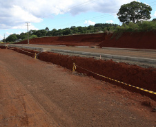 Obra de implantação do acesso às indústrias de Pitanga. São construídas marginais em um trecho de 4,2 quilômetros da PR-466, perto do posto da Polícia Rodoviária Estadual, o projeto prevê pistas paralelas à rodovia em ambos os sentidos, totalizando 8,4 quilômetros de extensão. 19/11/2020 - Foto: Geraldo Bubniak/AEN