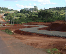 Obra de implantação do acesso às indústrias de Pitanga. São construídas marginais em um trecho de 4,2 quilômetros da PR-466, perto do posto da Polícia Rodoviária Estadual, o projeto prevê pistas paralelas à rodovia em ambos os sentidos, totalizando 8,4 quilômetros de extensão. 19/11/2020 - Foto: Geraldo Bubniak/AEN