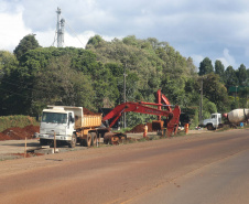 Obra de implantação do acesso às indústrias de Pitanga. São construídas marginais em um trecho de 4,2 quilômetros da PR-466, perto do posto da Polícia Rodoviária Estadual, o projeto prevê pistas paralelas à rodovia em ambos os sentidos, totalizando 8,4 quilômetros de extensão. 19/11/2020 - Foto: Geraldo Bubniak/AEN