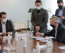 O governador Carlos Massa Ratinho Junior se reuniu nesta segunda-feira (7) com a diretoria da Ferragens Negrão, empresa que atua há 52 anos no mercado de ferramentas para construção civil e que planeja investir R$ 63 milhões no Paraná. O encontro foi marcado pela apresentação da primeira parte desse aporte, de R$ 19 milhões, que aconteceu em um novo Centro de Distribuição e em uma loja em São José dos Pinhais, na Região Metropolitana de Curitiba. Foto: Jonathan Campos/AEN