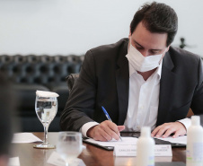 O governador Carlos Massa Ratinho Junior se reuniu nesta segunda-feira (7) com a diretoria da Ferragens Negrão, empresa que atua há 52 anos no mercado de ferramentas para construção civil e que planeja investir R$ 63 milhões no Paraná. O encontro foi marcado pela apresentação da primeira parte desse aporte, de R$ 19 milhões, que aconteceu em um novo Centro de Distribuição e em uma loja em São José dos Pinhais, na Região Metropolitana de Curitiba. Foto: Jonathan Campos/AEN