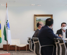 O governador Carlos Massa Ratinho Junior se reuniu nesta segunda-feira (7) com a diretoria da Ferragens Negrão, empresa que atua há 52 anos no mercado de ferramentas para construção civil e que planeja investir R$ 63 milhões no Paraná. O encontro foi marcado pela apresentação da primeira parte desse aporte, de R$ 19 milhões, que aconteceu em um novo Centro de Distribuição e em uma loja em São José dos Pinhais, na Região Metropolitana de Curitiba. Foto: Jonathan Campos/AEN