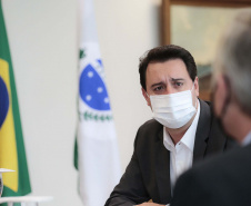 O governador Carlos Massa Ratinho Junior se reuniu nesta segunda-feira (7) com a diretoria da Ferragens Negrão, empresa que atua há 52 anos no mercado de ferramentas para construção civil e que planeja investir R$ 63 milhões no Paraná. O encontro foi marcado pela apresentação da primeira parte desse aporte, de R$ 19 milhões, que aconteceu em um novo Centro de Distribuição e em uma loja em São José dos Pinhais, na Região Metropolitana de Curitiba. Foto: Jonathan Campos/AEN