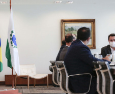 O governador Carlos Massa Ratinho Junior se reuniu nesta segunda-feira (7) com a diretoria da Ferragens Negrão, empresa que atua há 52 anos no mercado de ferramentas para construção civil e que planeja investir R$ 63 milhões no Paraná. O encontro foi marcado pela apresentação da primeira parte desse aporte, de R$ 19 milhões, que aconteceu em um novo Centro de Distribuição e em uma loja em São José dos Pinhais, na Região Metropolitana de Curitiba. Foto: Jonathan Campos/AEN