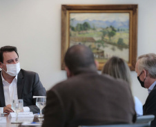O governador Carlos Massa Ratinho Junior se reuniu nesta segunda-feira (7) com a diretoria da Ferragens Negrão, empresa que atua há 52 anos no mercado de ferramentas para construção civil e que planeja investir R$ 63 milhões no Paraná. O encontro foi marcado pela apresentação da primeira parte desse aporte, de R$ 19 milhões, que aconteceu em um novo Centro de Distribuição e em uma loja em São José dos Pinhais, na Região Metropolitana de Curitiba. Foto: Jonathan Campos/AEN