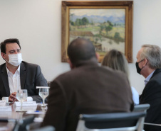 O governador Carlos Massa Ratinho Junior se reuniu nesta segunda-feira (7) com a diretoria da Ferragens Negrão, empresa que atua há 52 anos no mercado de ferramentas para construção civil e que planeja investir R$ 63 milhões no Paraná. O encontro foi marcado pela apresentação da primeira parte desse aporte, de R$ 19 milhões, que aconteceu em um novo Centro de Distribuição e em uma loja em São José dos Pinhais, na Região Metropolitana de Curitiba. Foto: Jonathan Campos/AEN