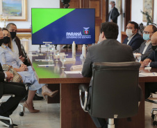 O governador Carlos Massa Ratinho Junior se reuniu nesta segunda-feira (7) com a diretoria da Ferragens Negrão, empresa que atua há 52 anos no mercado de ferramentas para construção civil e que planeja investir R$ 63 milhões no Paraná. O encontro foi marcado pela apresentação da primeira parte desse aporte, de R$ 19 milhões, que aconteceu em um novo Centro de Distribuição e em uma loja em São José dos Pinhais, na Região Metropolitana de Curitiba. Foto: Jonathan Campos/AEN