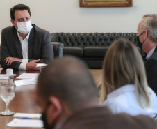 O governador Carlos Massa Ratinho Junior se reuniu nesta segunda-feira (7) com a diretoria da Ferragens Negrão, empresa que atua há 52 anos no mercado de ferramentas para construção civil e que planeja investir R$ 63 milhões no Paraná. O encontro foi marcado pela apresentação da primeira parte desse aporte, de R$ 19 milhões, que aconteceu em um novo Centro de Distribuição e em uma loja em São José dos Pinhais, na Região Metropolitana de Curitiba. Foto: Jonathan Campos/AEN