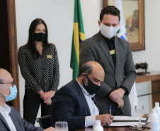 O governador Carlos Massa Ratinho Junior se reuniu nesta segunda-feira (7) com a diretoria da Ferragens Negrão, empresa que atua há 52 anos no mercado de ferramentas para construção civil e que planeja investir R$ 63 milhões no Paraná. O encontro foi marcado pela apresentação da primeira parte desse aporte, de R$ 19 milhões, que aconteceu em um novo Centro de Distribuição e em uma loja em São José dos Pinhais, na Região Metropolitana de Curitiba. Foto: Jonathan Campos/AEN