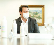 O governador Carlos Massa Ratinho Junior se reuniu nesta segunda-feira (7) com a diretoria da Ferragens Negrão, empresa que atua há 52 anos no mercado de ferramentas para construção civil e que planeja investir R$ 63 milhões no Paraná. O encontro foi marcado pela apresentação da primeira parte desse aporte, de R$ 19 milhões, que aconteceu em um novo Centro de Distribuição e em uma loja em São José dos Pinhais, na Região Metropolitana de Curitiba.