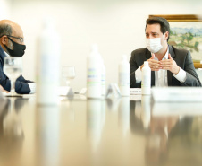 O governador Carlos Massa Ratinho Junior se reuniu nesta segunda-feira (7) com a diretoria da Ferragens Negrão, empresa que atua há 52 anos no mercado de ferramentas para construção civil e que planeja investir R$ 63 milhões no Paraná. O encontro foi marcado pela apresentação da primeira parte desse aporte, de R$ 19 milhões, que aconteceu em um novo Centro de Distribuição e em uma loja em São José dos Pinhais, na Região Metropolitana de Curitiba.