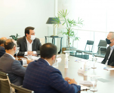 O governador Carlos Massa Ratinho Junior se reuniu nesta segunda-feira (7) com a diretoria da Ferragens Negrão, empresa que atua há 52 anos no mercado de ferramentas para construção civil e que planeja investir R$ 63 milhões no Paraná. O encontro foi marcado pela apresentação da primeira parte desse aporte, de R$ 19 milhões, que aconteceu em um novo Centro de Distribuição e em uma loja em São José dos Pinhais, na Região Metropolitana de Curitiba.