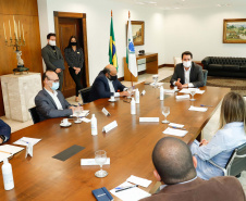 O governador Carlos Massa Ratinho Junior se reuniu nesta segunda-feira (7) com a diretoria da Ferragens Negrão, empresa que atua há 52 anos no mercado de ferramentas para construção civil e que planeja investir R$ 63 milhões no Paraná. O encontro foi marcado pela apresentação da primeira parte desse aporte, de R$ 19 milhões, que aconteceu em um novo Centro de Distribuição e em uma loja em São José dos Pinhais, na Região Metropolitana de Curitiba.