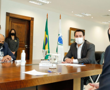 O governador Carlos Massa Ratinho Junior se reuniu nesta segunda-feira (7) com a diretoria da Ferragens Negrão, empresa que atua há 52 anos no mercado de ferramentas para construção civil e que planeja investir R$ 63 milhões no Paraná. O encontro foi marcado pela apresentação da primeira parte desse aporte, de R$ 19 milhões, que aconteceu em um novo Centro de Distribuição e em uma loja em São José dos Pinhais, na Região Metropolitana de Curitiba.