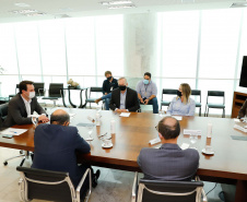 O governador Carlos Massa Ratinho Junior se reuniu nesta segunda-feira (7) com a diretoria da Ferragens Negrão, empresa que atua há 52 anos no mercado de ferramentas para construção civil e que planeja investir R$ 63 milhões no Paraná. O encontro foi marcado pela apresentação da primeira parte desse aporte, de R$ 19 milhões, que aconteceu em um novo Centro de Distribuição e em uma loja em São José dos Pinhais, na Região Metropolitana de Curitiba.
