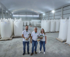 Em Terra Rica está instalada a Farinheira Roders, empresa de origem catarinense que desde 1997 se instalou no paraná para produção de farinha de mandioca. De acordo com Vilmar Roders, proprietário da empresa, são feitas mil toneladas de farinha por mês, sendo que 60% deste volume é destinado à exportação. Foto: José Fernando Ogura/AEN