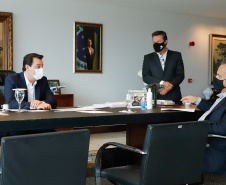 O Governo do Paraná recebeu nesta quinta-feira (10) R$ 31,8 milhões para dar continuidade ao programa de contenção de cheias que está em andamento nos municípios da Região Metropolitana de Curitiba. Os recursos foram liberados pelo ministro do Desenvolvimento Regional, Rogério Marinho, em um ato com o governador Carlos Massa Ratinho Junior, no Palácio Iguaçu.