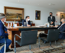 O Governo do Paraná recebeu nesta quinta-feira (10) R$ 31,8 milhões para dar continuidade ao programa de contenção de cheias que está em andamento nos municípios da Região Metropolitana de Curitiba. Os recursos foram liberados pelo ministro do Desenvolvimento Regional, Rogério Marinho, em um ato com o governador Carlos Massa Ratinho Junior, no Palácio Iguaçu.
