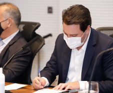O Governo do Paraná recebeu nesta quinta-feira (10) R$ 31,8 milhões para dar continuidade ao programa de contenção de cheias que está em andamento nos municípios da Região Metropolitana de Curitiba. Os recursos foram liberados pelo ministro do Desenvolvimento Regional, Rogério Marinho, em um ato com o governador Carlos Massa Ratinho Junior, no Palácio Iguaçu.