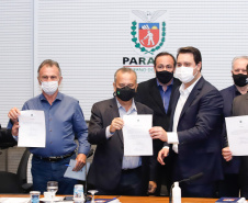 O Governo do Paraná recebeu nesta quinta-feira (10) R$ 31,8 milhões para dar continuidade ao programa de contenção de cheias que está em andamento nos municípios da Região Metropolitana de Curitiba. Os recursos foram liberados pelo ministro do Desenvolvimento Regional, Rogério Marinho, em um ato com o governador Carlos Massa Ratinho Junior, no Palácio Iguaçu.