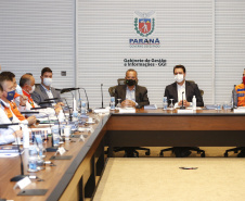 O governador Carlos Massa Ratinho Junior se reuniu nesta quinta-feira (10) com o ministro do Desenvolvimento Regional, Rogério Marinho, e o secretário nacional de Proteção e Defesa Civil, Alexandre Lucas Alves, no Palácio Iguaçu, para discutir a evolução da crise hídrica e o financiamento de projetos para os próximos meses. Os coordenadores estaduais de Defesa Civil do Paraná, Santa Catarina e Rio Grande do Sul também participaram do encontro.  Foto: Jonathan Campos/AEN