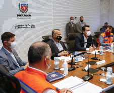 O governador Carlos Massa Ratinho Junior se reuniu nesta quinta-feira (10) com o ministro do Desenvolvimento Regional, Rogério Marinho, e o secretário nacional de Proteção e Defesa Civil, Alexandre Lucas Alves, no Palácio Iguaçu, para discutir a evolução da crise hídrica e o financiamento de projetos para os próximos meses. Os coordenadores estaduais de Defesa Civil do Paraná, Santa Catarina e Rio Grande do Sul também participaram do encontro.  Foto: Jonathan Campos/AEN