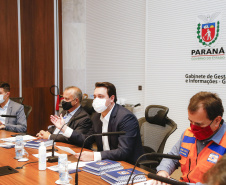 O governador Carlos Massa Ratinho Junior se reuniu nesta quinta-feira (10) com o ministro do Desenvolvimento Regional, Rogério Marinho, e o secretário nacional de Proteção e Defesa Civil, Alexandre Lucas Alves, no Palácio Iguaçu, para discutir a evolução da crise hídrica e o financiamento de projetos para os próximos meses. Os coordenadores estaduais de Defesa Civil do Paraná, Santa Catarina e Rio Grande do Sul também participaram do encontro.  Foto: Jonathan Campos/AEN