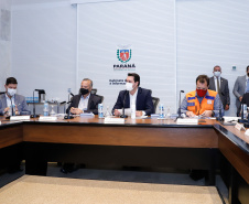 O governador Carlos Massa Ratinho Junior se reuniu nesta quinta-feira (10) com o ministro do Desenvolvimento Regional, Rogério Marinho, e o secretário nacional de Proteção e Defesa Civil, Alexandre Lucas Alves, no Palácio Iguaçu, para discutir a evolução da crise hídrica e o financiamento de projetos para os próximos meses. Os coordenadores estaduais de Defesa Civil do Paraná, Santa Catarina e Rio Grande do Sul também participaram do encontro.