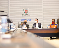 O governador Carlos Massa Ratinho Junior se reuniu nesta quinta-feira (10) com o ministro do Desenvolvimento Regional, Rogério Marinho, e o secretário nacional de Proteção e Defesa Civil, Alexandre Lucas Alves, no Palácio Iguaçu, para discutir a evolução da crise hídrica e o financiamento de projetos para os próximos meses. Os coordenadores estaduais de Defesa Civil do Paraná, Santa Catarina e Rio Grande do Sul também participaram do encontro.
