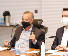 O governador Carlos Massa Ratinho Junior se reuniu nesta quinta-feira (10) com o ministro do Desenvolvimento Regional, Rogério Marinho, e o secretário nacional de Proteção e Defesa Civil, Alexandre Lucas Alves, no Palácio Iguaçu, para discutir a evolução da crise hídrica e o financiamento de projetos para os próximos meses. Os coordenadores estaduais de Defesa Civil do Paraná, Santa Catarina e Rio Grande do Sul também participaram do encontro.