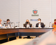 O governador Carlos Massa Ratinho Junior se reuniu nesta quinta-feira (10) com o ministro do Desenvolvimento Regional, Rogério Marinho, e o secretário nacional de Proteção e Defesa Civil, Alexandre Lucas Alves, no Palácio Iguaçu, para discutir a evolução da crise hídrica e o financiamento de projetos para os próximos meses. Os coordenadores estaduais de Defesa Civil do Paraná, Santa Catarina e Rio Grande do Sul também participaram do encontro.